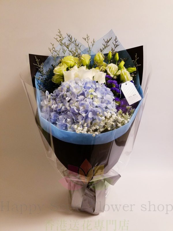 青いアジサイと白いバラの花束