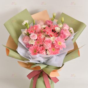 童話故事(粉太陽菊，8枝粉玫瑰，白康乃馨)