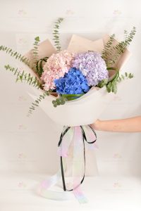 美好的(深藍繡球，紫淺繡球，白桔梗，白乒乓菊，白滿天星，尤加利)