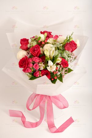 Say I Love You (Red Rose) (8 imported red roses, ping-pong chrysanthemum, small roses, red bean fruit, Sayli, white flying fragrance, pink crystal, white platycodon)